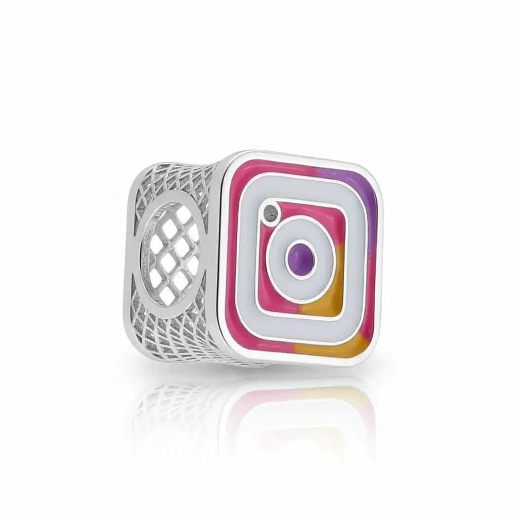 Berloque Instagram 3D em Prata 925 com acabamento detalhado e fundo branco reflexivo