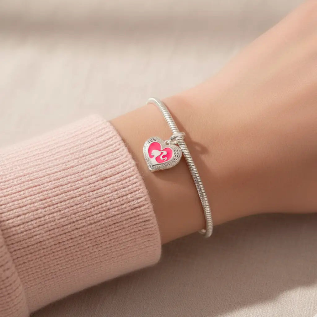 Pulseira com berloque Barbie coração prata 925 em pulso feminino, acessório marcante e delicado