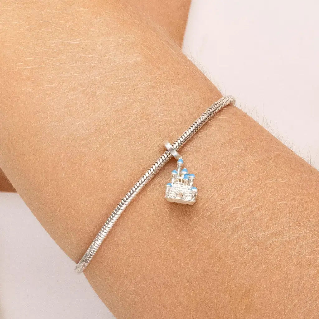 Charm de castelo em prata 925 com topo azul, ideal para presentes encantados.