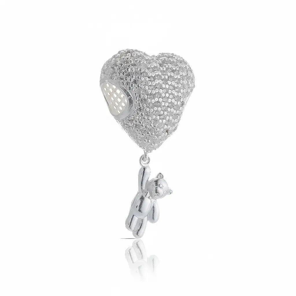 Pingente coração cravejado em Prata 925 com detalhe de ursinho pendurado, design delicado e sofisticado