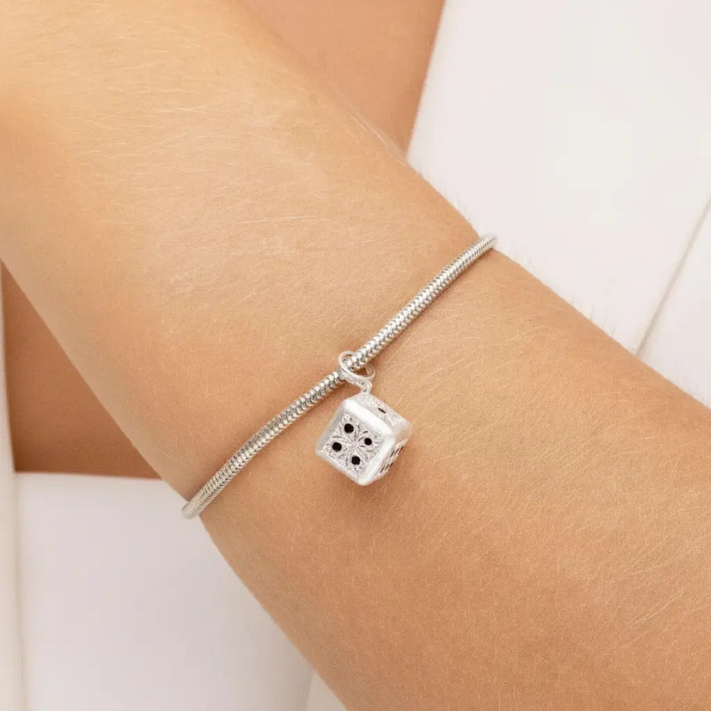 Berloque dado em Prata 925 usado no pulso, ideal para pulseiras estilo pandora
