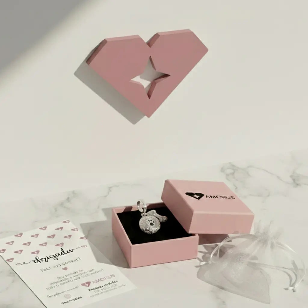 Berloque Pet Life com patinha e osso em prata 925 apresentado na embalagem rosa Amorus