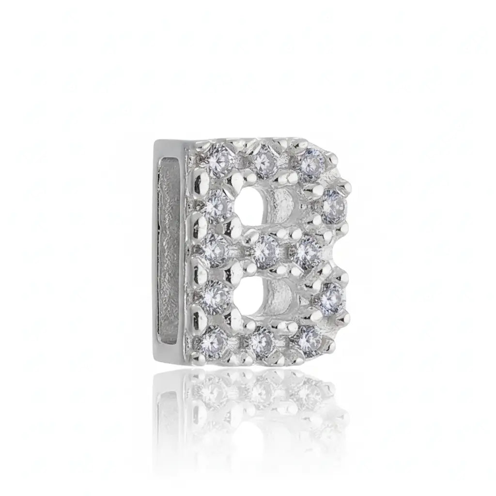 Berloque em formato da letra B cravejado com zircônias, em prata, com fundo branco