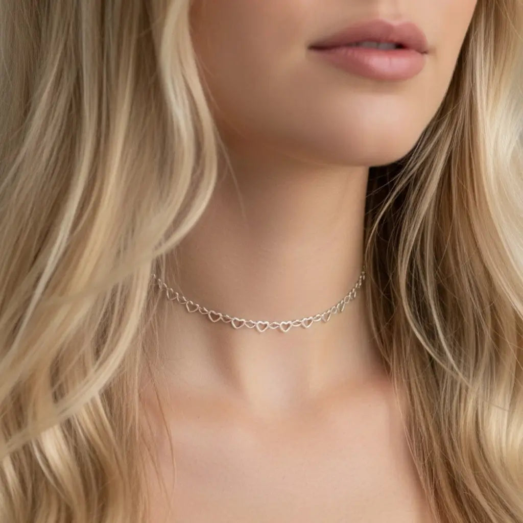 Modelo usando choker prata 925