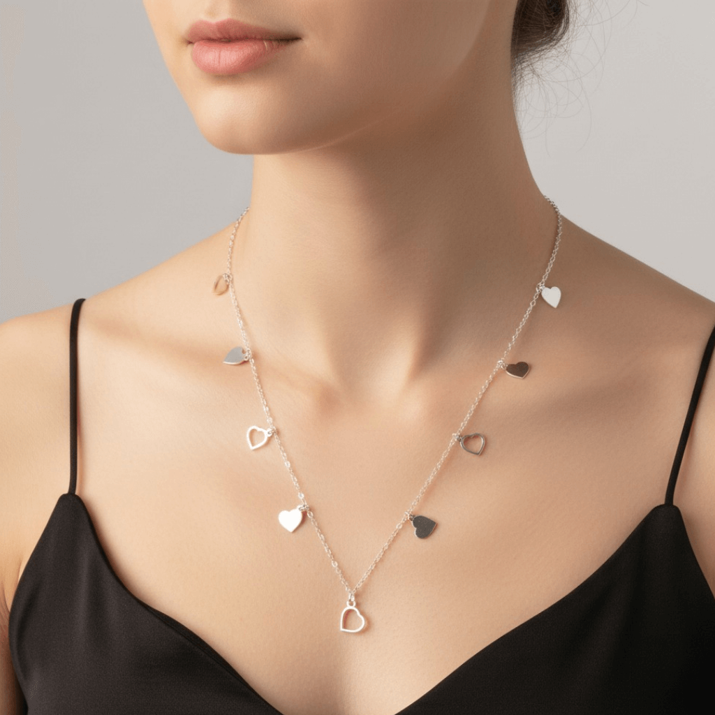 Colar choker em Prata 925 com design de corações vazados