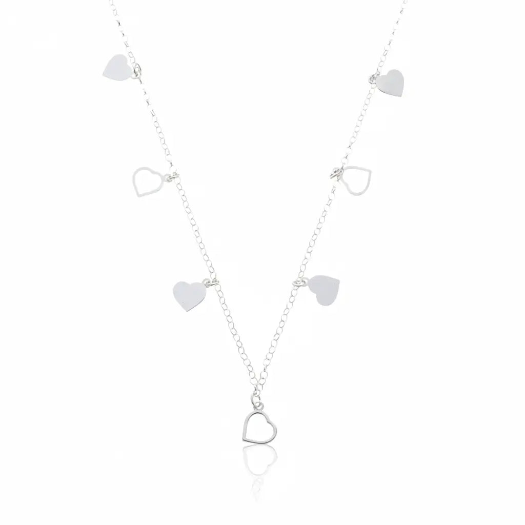 Choker em prata 925 com corações lisos e vazados distribuídos pela corrente, colar feminino moderno e delicado.