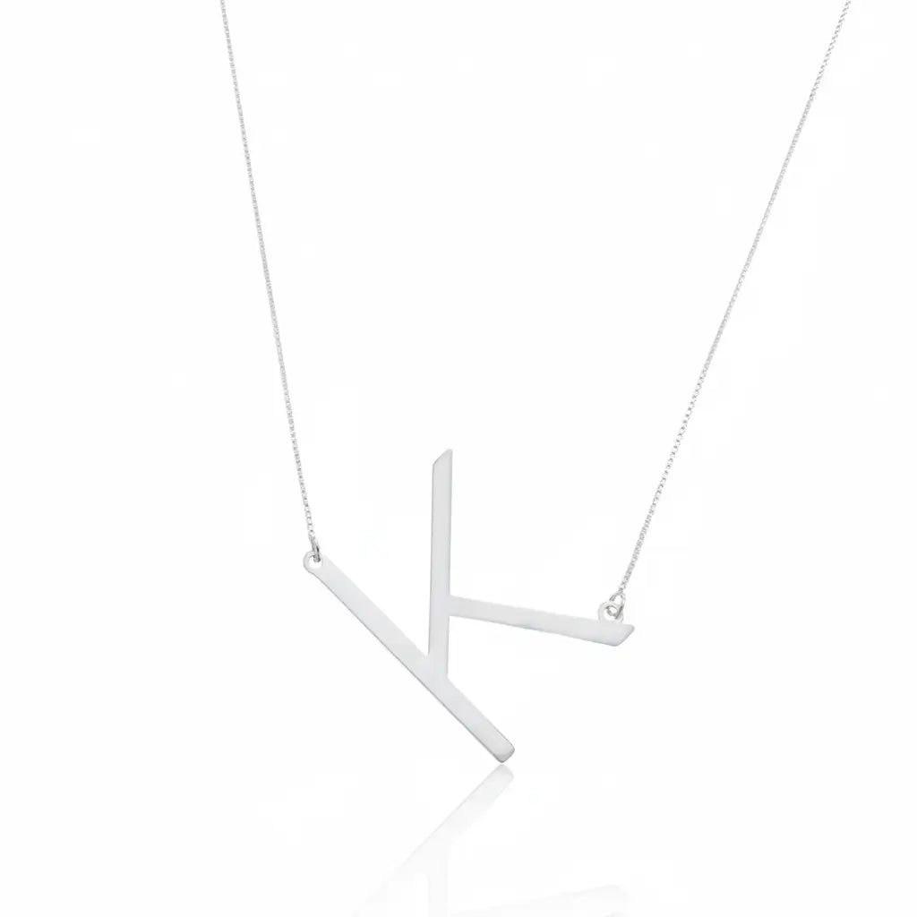 Colar de prata 925 com pingente minimalista em forma da letra K.