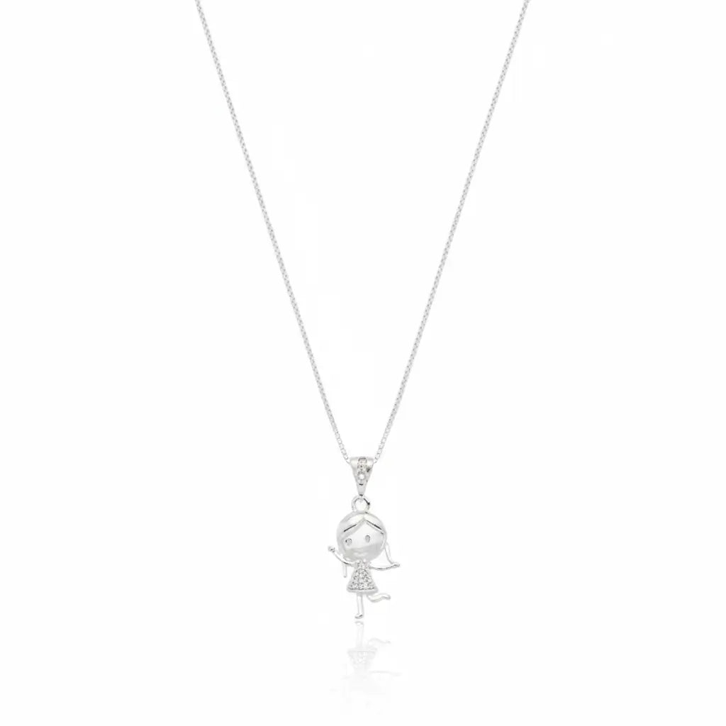 Colar de prata 925 com pingente em forma de menina cravejada com zircônias, em fundo branco e reflexo sutil abaixo da peça.