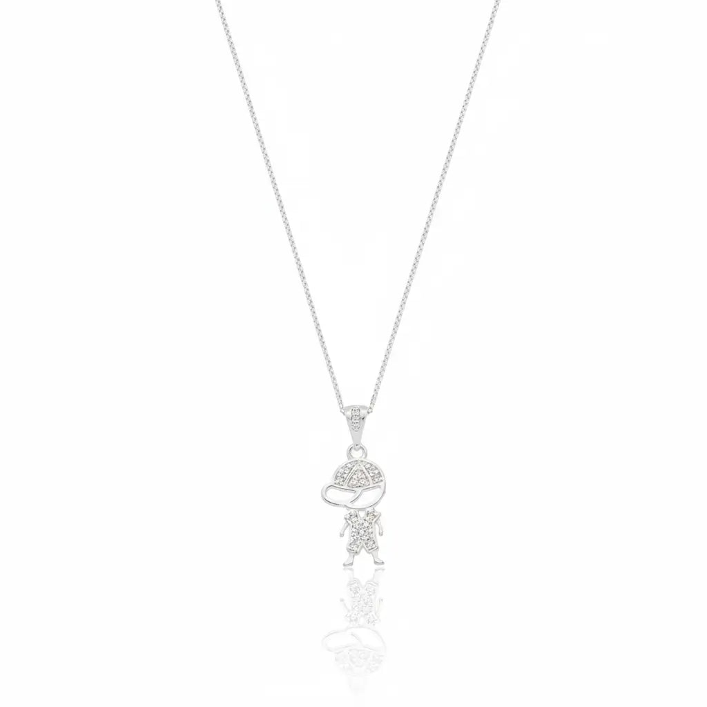 Colar de prata 925 com pingente em formato de menino cravejado com zircônias, exibido em fundo branco com reflexo elegante.