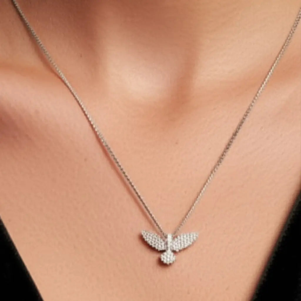 modelo usando colar do espirito santo