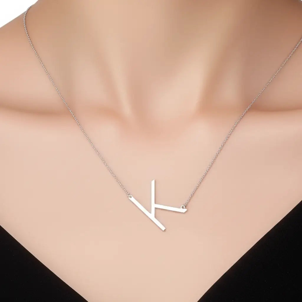 Mulher usando o Colar de Prata 925 com a Letra K