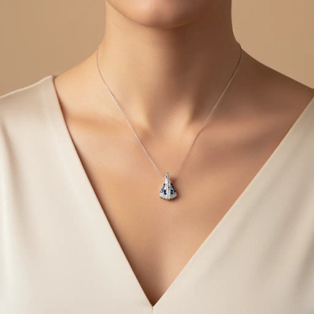 Pingente Nossa Senhora Aparecida em Prata 925 usado no pescoço com corrente fina, estilo sofisticado