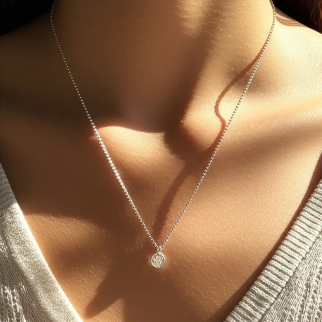 mulher usando colar ponto de luz prata 925