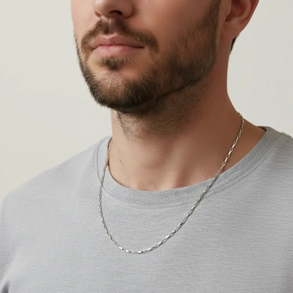 Colar masculino Cartier em aço inox prateado, corrente moderna e versátil para compor looks