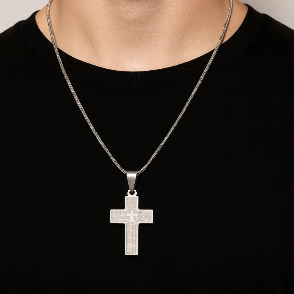 modelo usando o Pingente Cruz Oração Pai Nosso