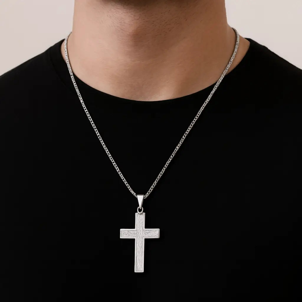 Homem usando Pingente Cruz Textura Madeira