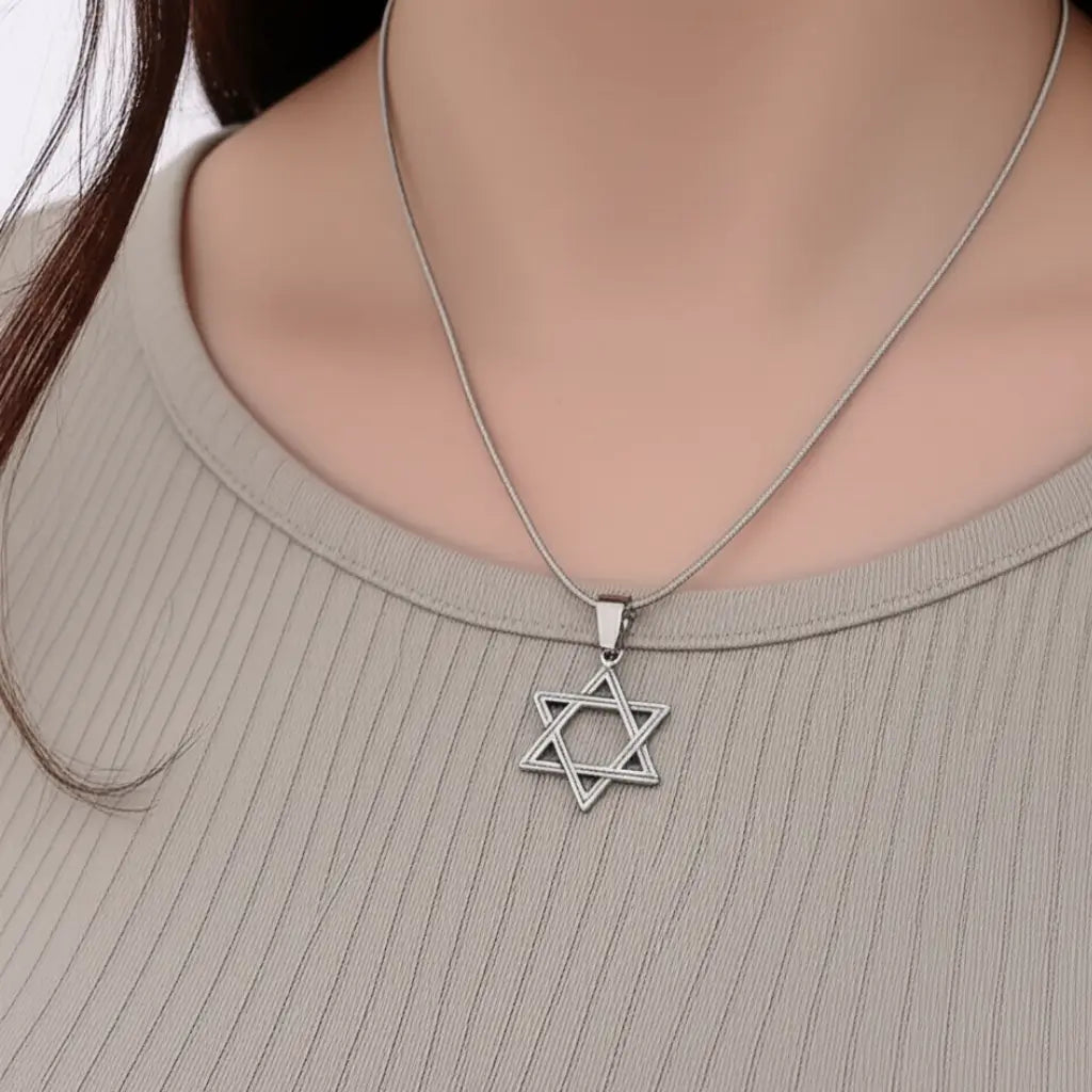 Mulher usando o pingente estrela de davi