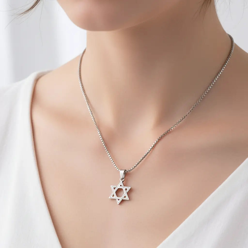 Colar feminino com pingente estrela de seis pontas em aço inox prateado elegante e minimalista