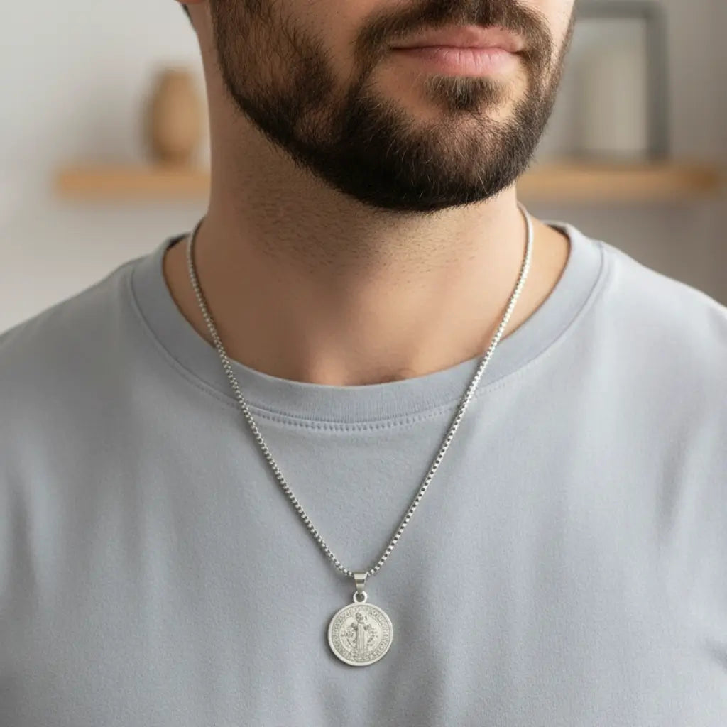 Colar masculino medalha São Bento grande em aço inox prateado, acessório de fé e estilo