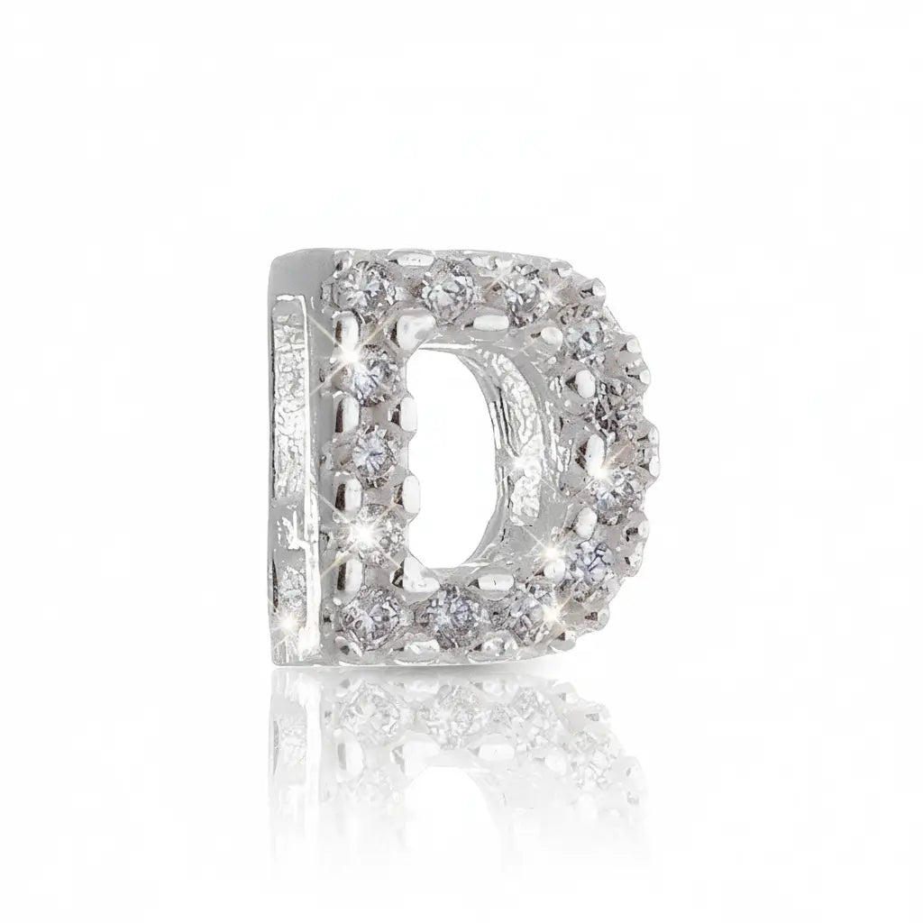 Close do pingente cravejado Letra D em Prata 925 com brilho intenso e acabamento refinado.