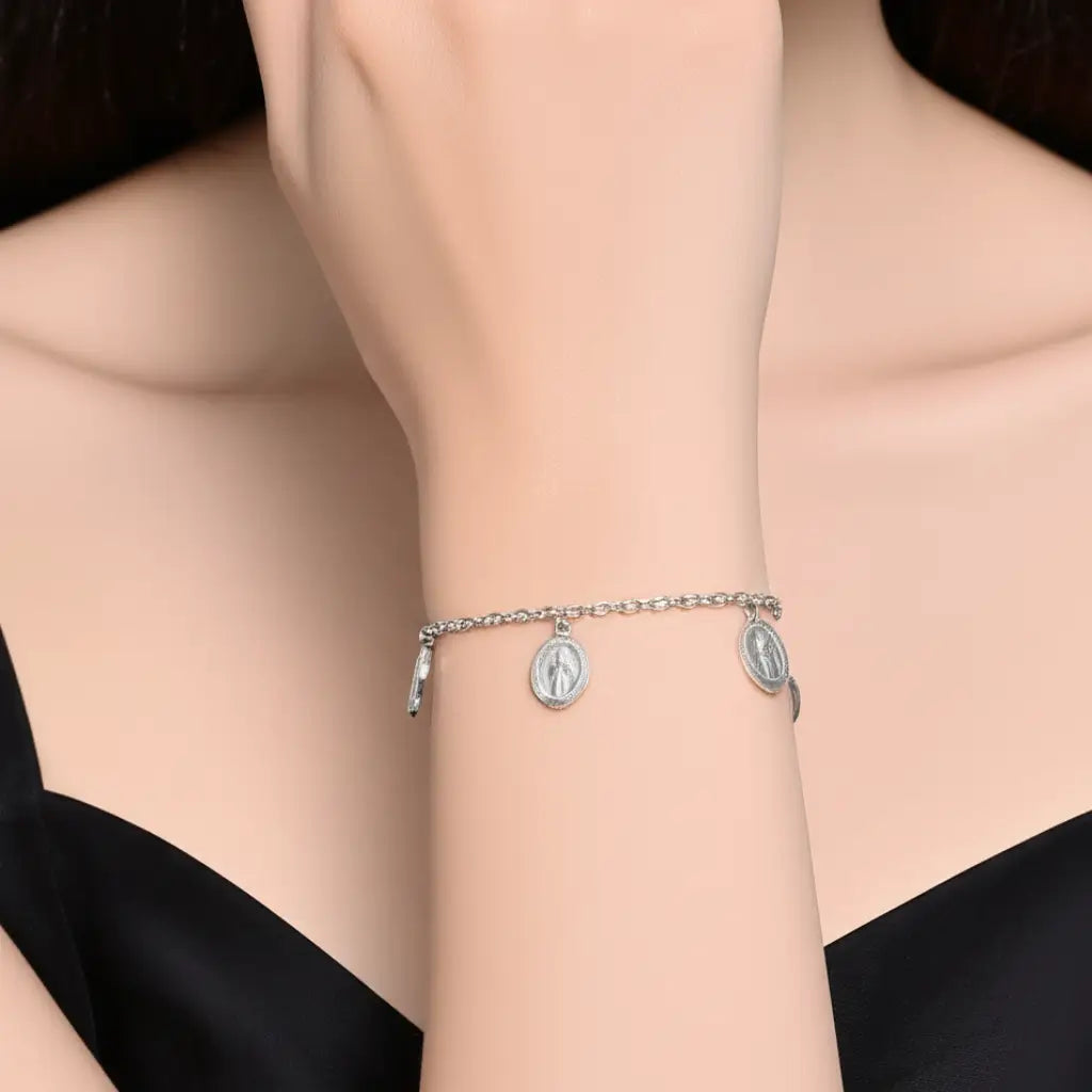 Modelo usando Pulseira Nossa Senhora