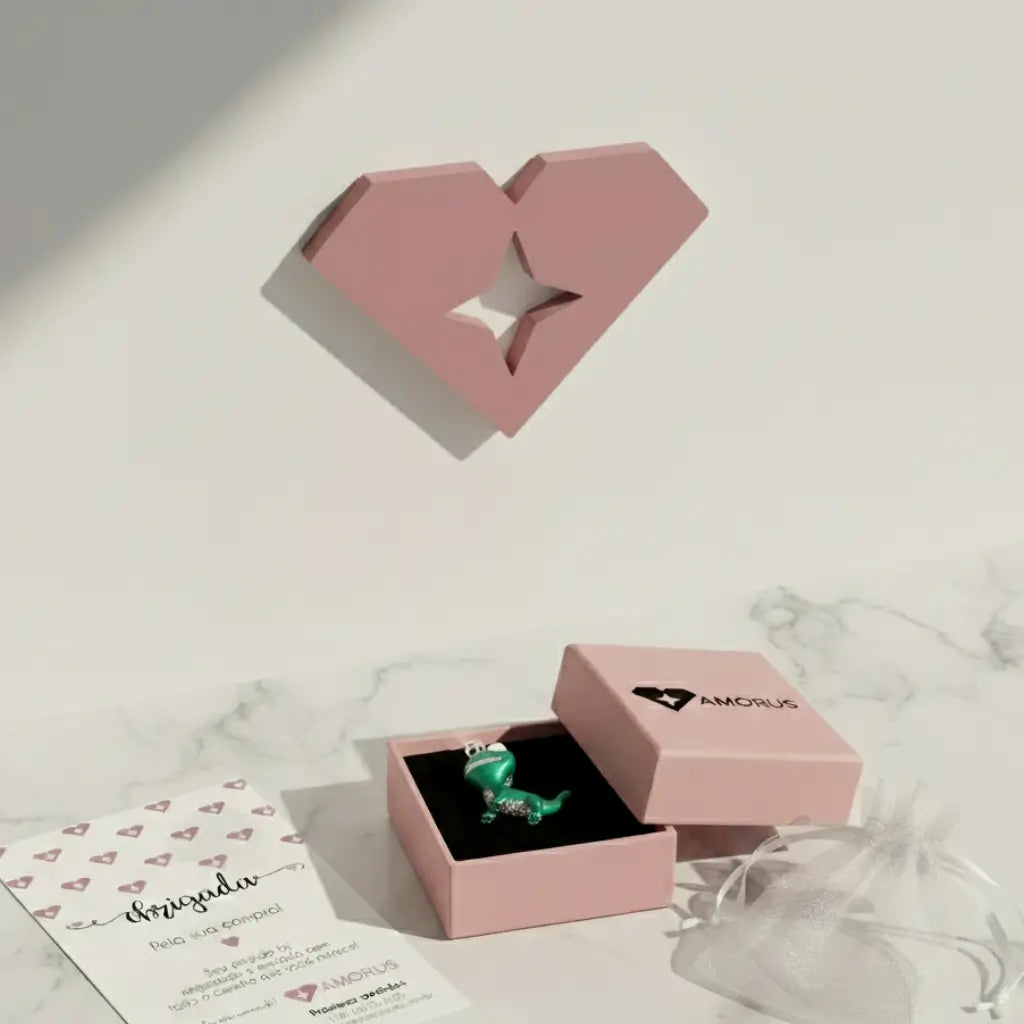 Berloque Bruni da Disney em prata 925, com detalhes cravejados, apresentado em caixa presenteável rosa da Amorus com embalagem e cartão de agradecimento