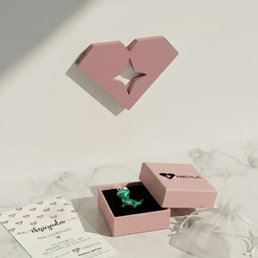 Berloque Bruni da Disney em prata 925, com detalhes cravejados, apresentado em caixa presenteável rosa da Amorus com embalagem e cartão de agradecimento