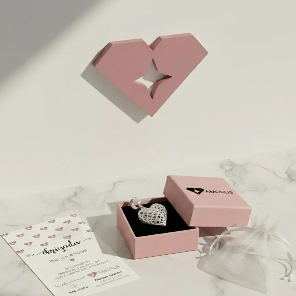 Berloque coração 3D em prata 925 com design vazado, na caixa rosa presenteável da Amorus e cartão de agradecimento