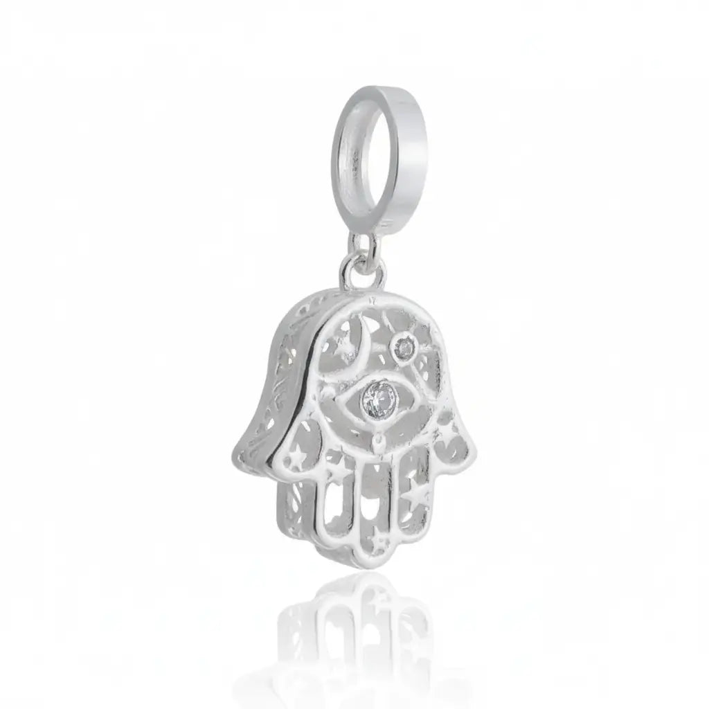 Berloque Hamsa em Prata 925 com olho grego e estrelas em relevo, com zircônia central, fundo branco e reflexo suave na base.