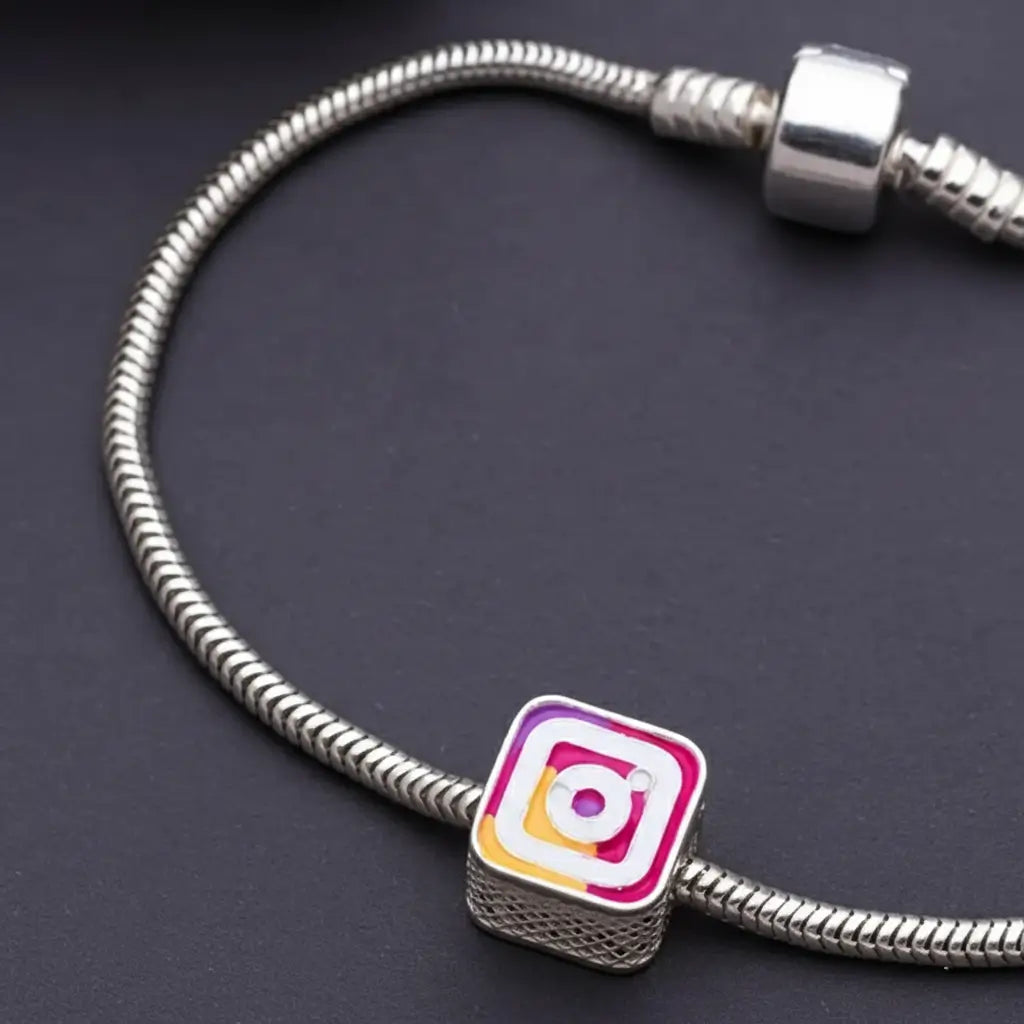 Close do Berloque Instagram 3D em Prata 925