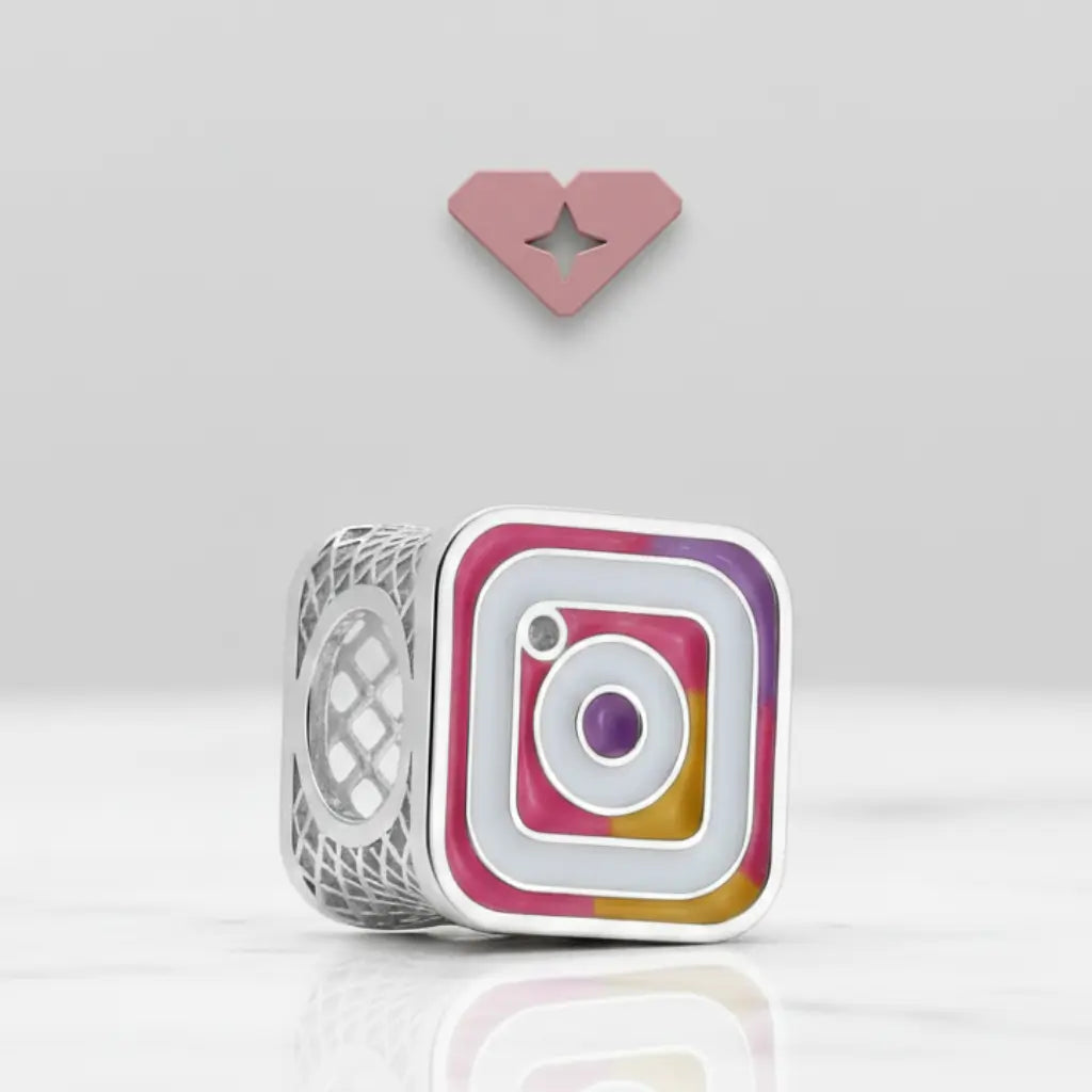 Berloque Instagram 3D em Prata 925 com design tridimensional colorido