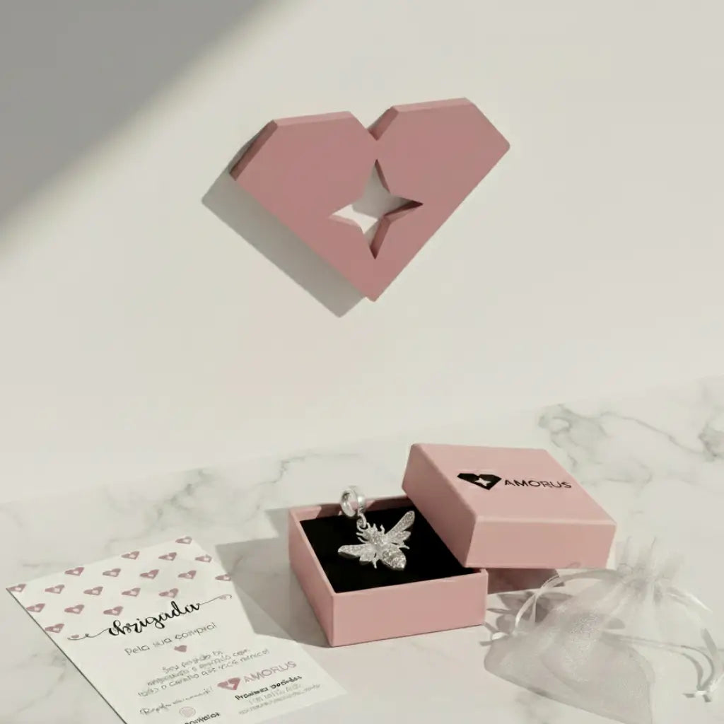 Berloque Abelha cravejada em Prata 925 dentro de caixa rosa Amorus, joia delicada com design detalhado.