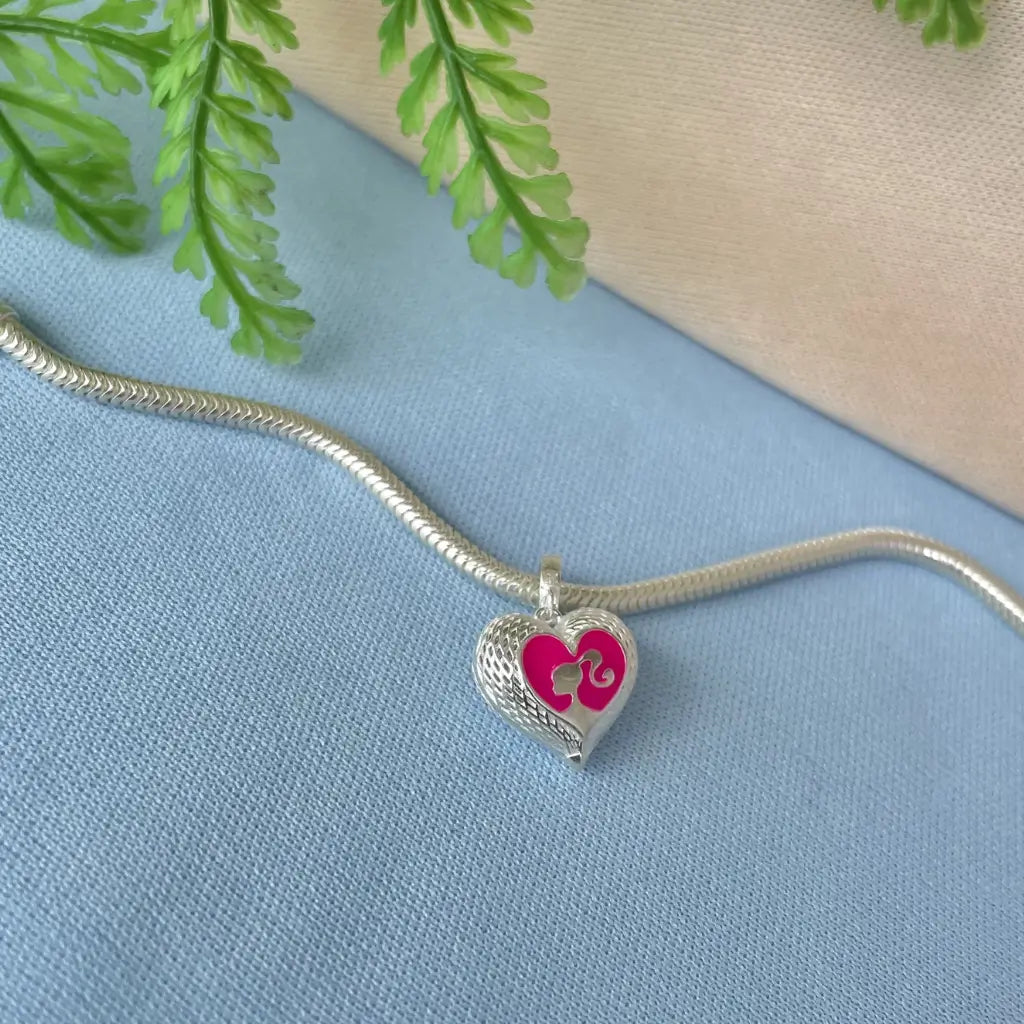 Pingente Barbie prata 925 em formato de coração rosa