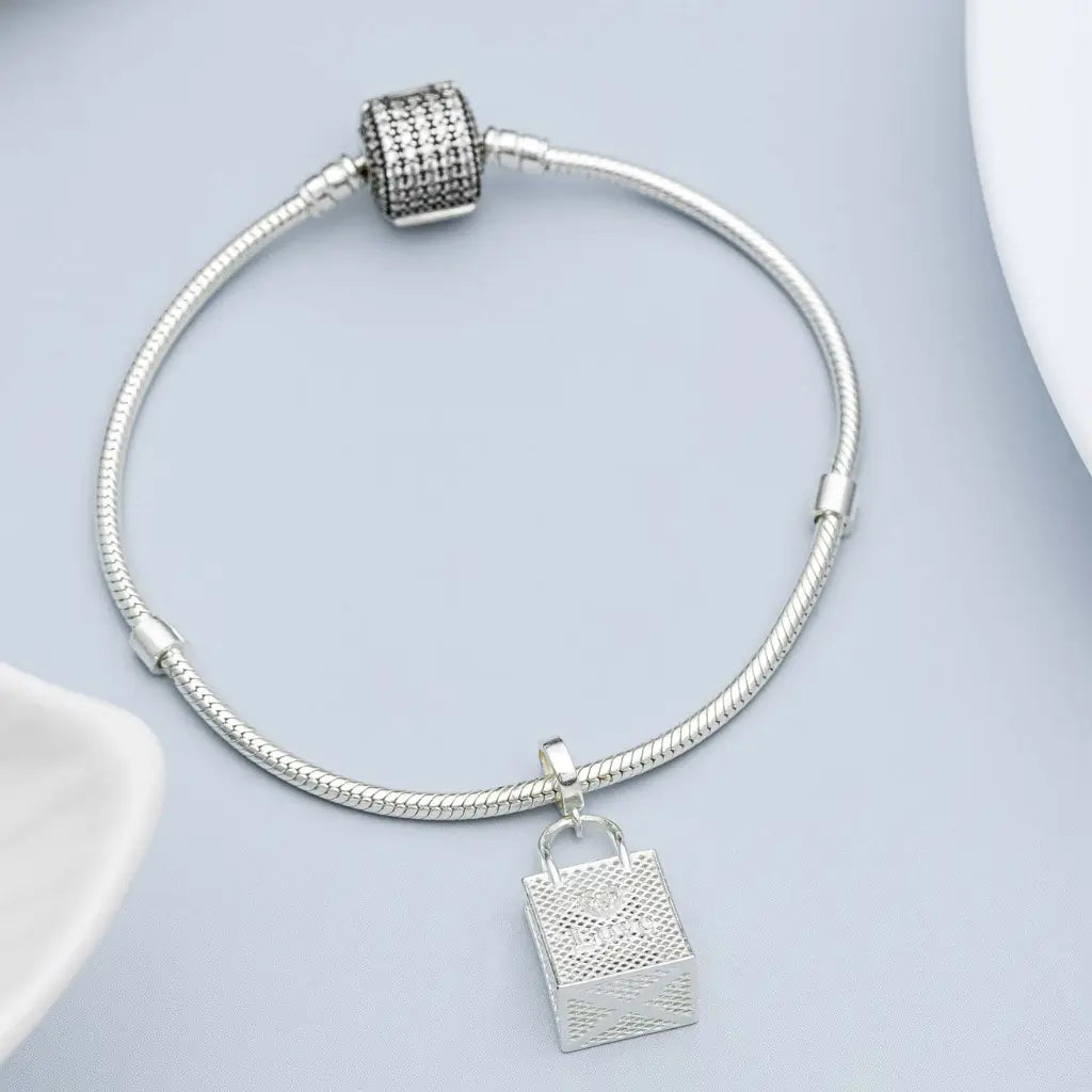 Berloque formato bolsa de compras com palavra Love em prata legítima.