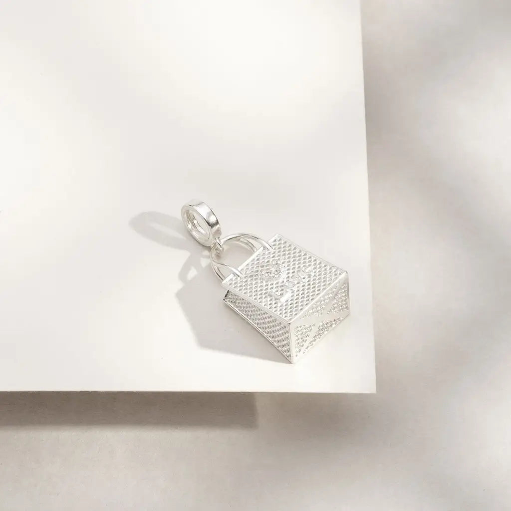 Pulseira com berloque bolsa Love em prata, joia temática para fashion lovers.