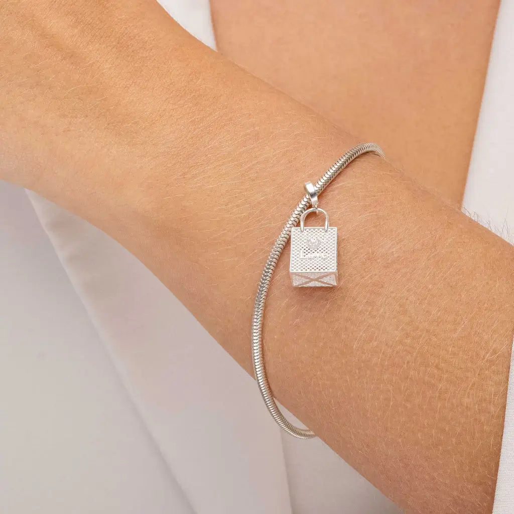 Berloque em forma de sacola com inscrição Love, charm de prata para pulseiras personalizadas.