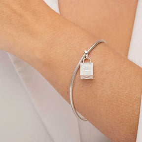 Berloque em forma de sacola com inscrição Love, charm de prata para pulseiras personalizadas.