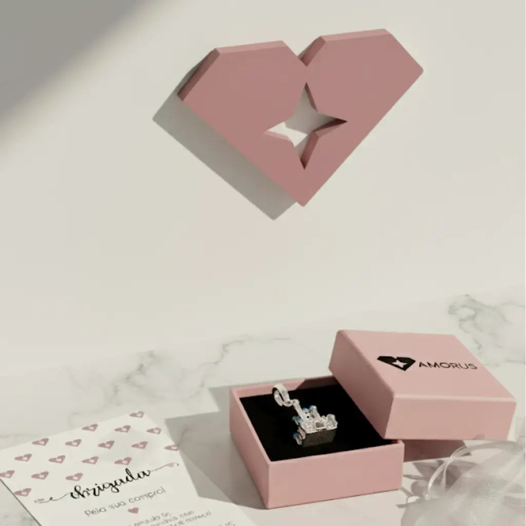 Berloque castelo prata 925 com detalhes azuis, joia inspirada em contos de fadas.