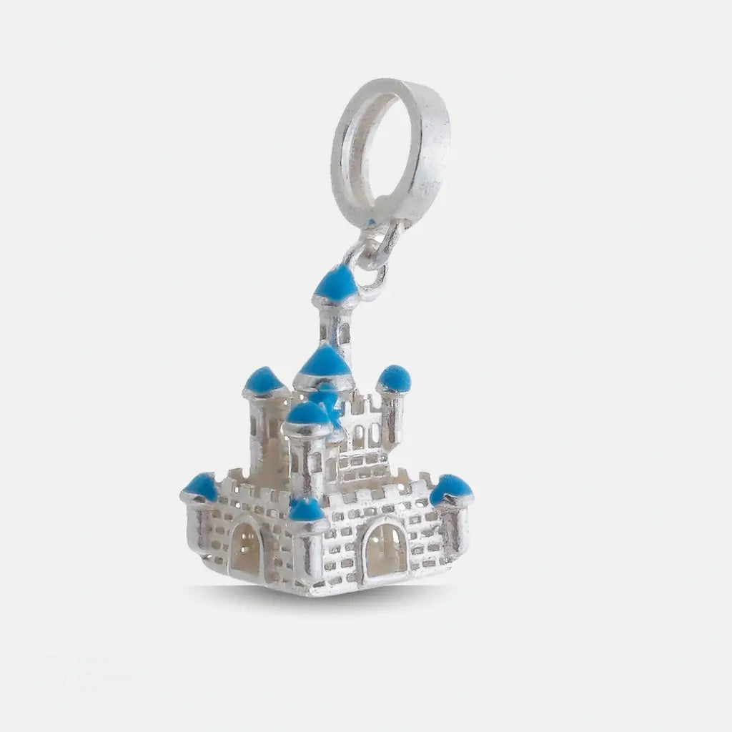 Pingente castelo mágico em prata para pulseiras colecionáveis femininas.