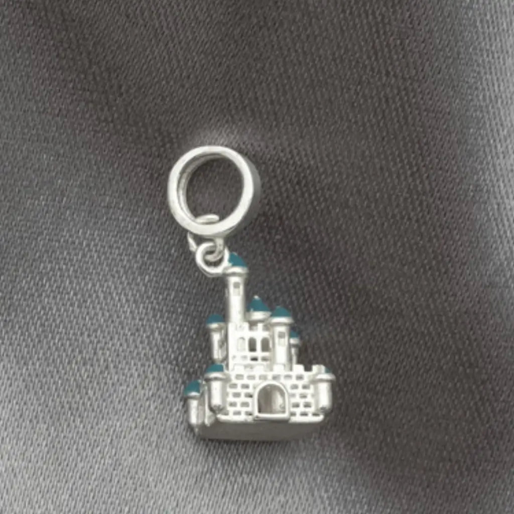 Berloque castelo temático para fãs de magia, feito em prata com detalhes azuis