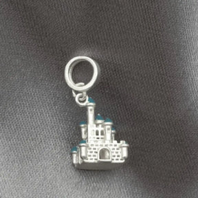 Berloque castelo temático para fãs de magia, feito em prata com detalhes azuis