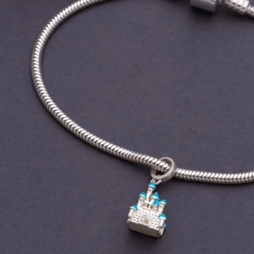 Pingente castelo em prata 925 inspirado em histórias encantadas e princesas.