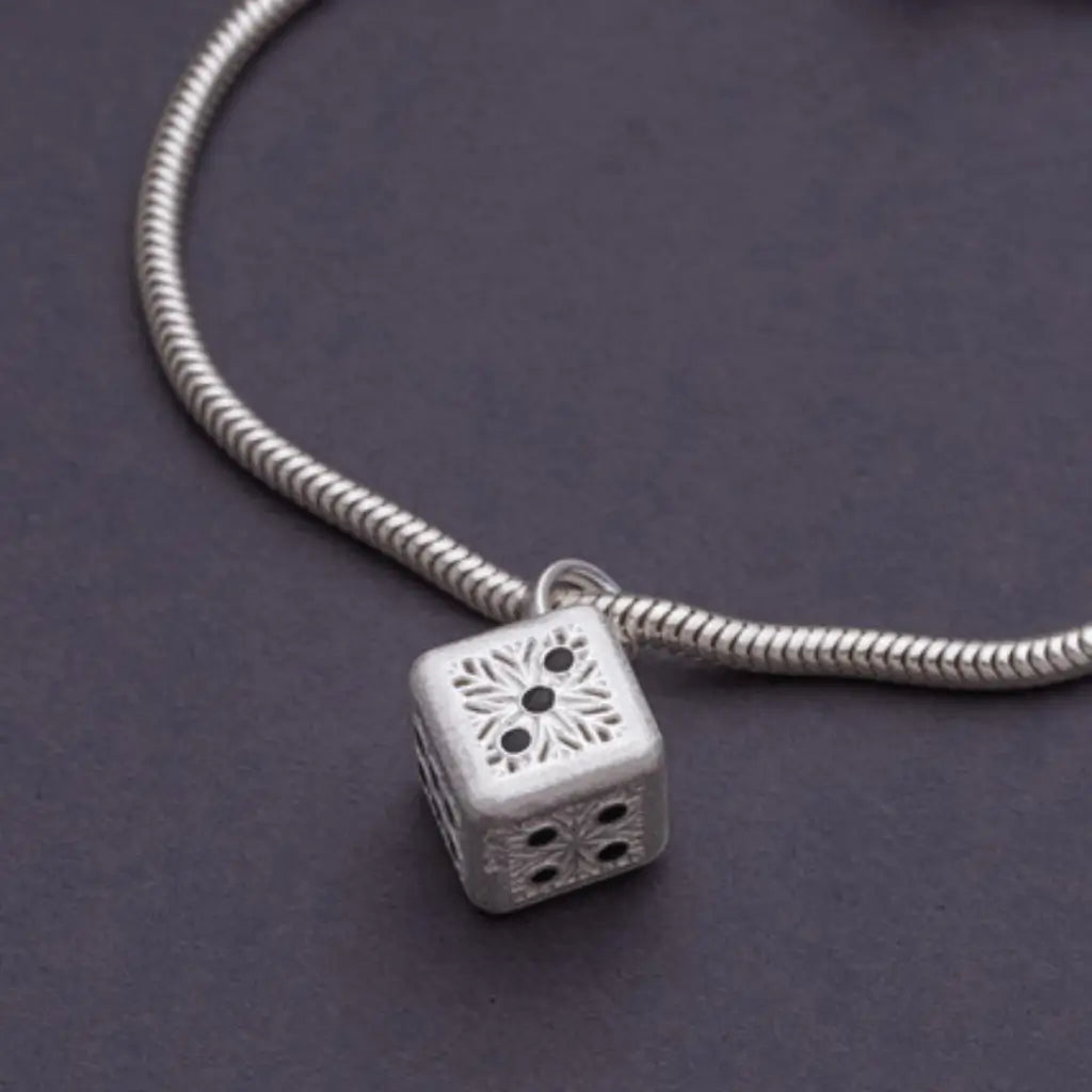 Pingente dado em Prata 925 com design artesanal sobre pulseira de prata