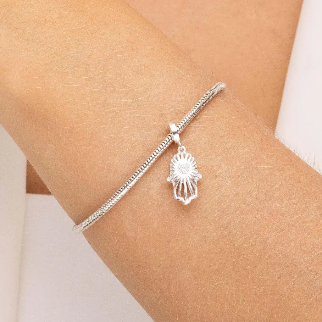 Modelo usando Berloque Prata 925 Hamsa Coração