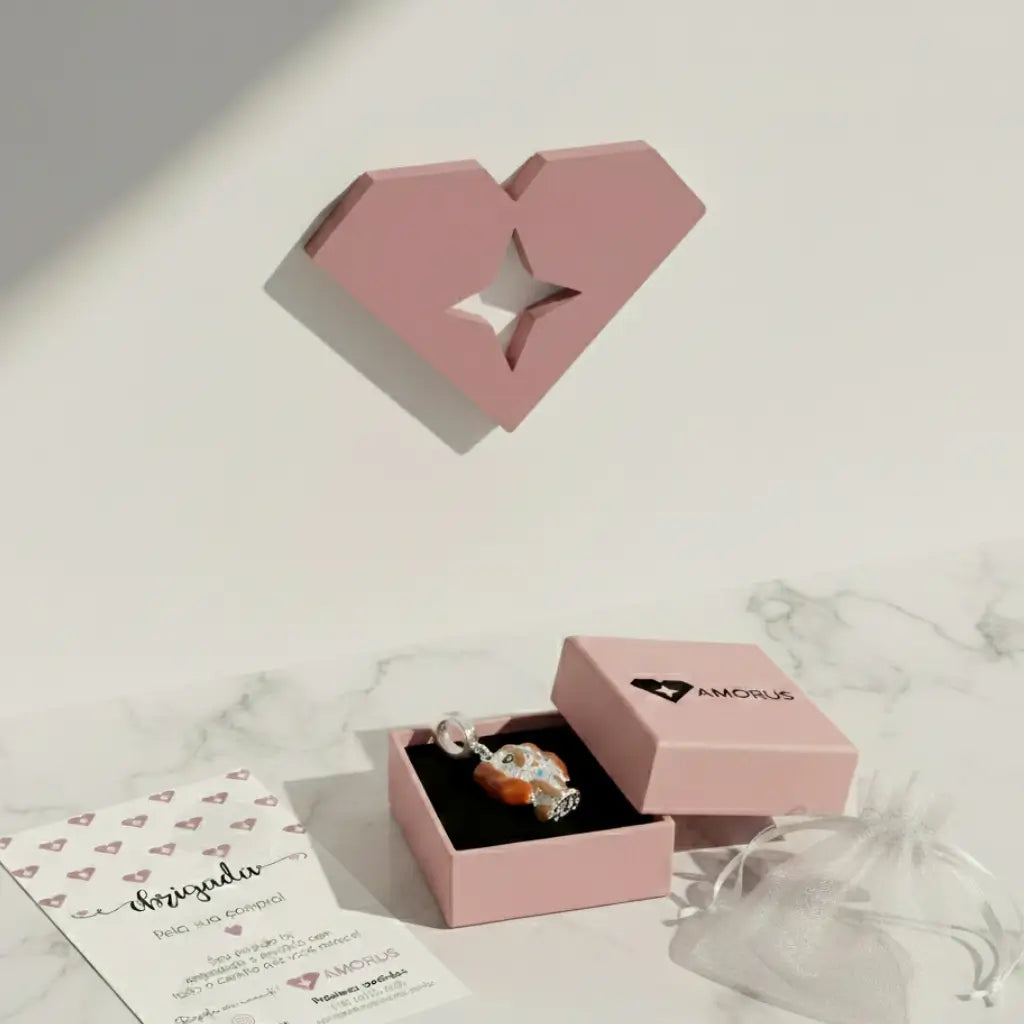 Berloque Lady 3D em prata 925 na caixa rosa Amorus com cartão de agradecimento e saquinho.