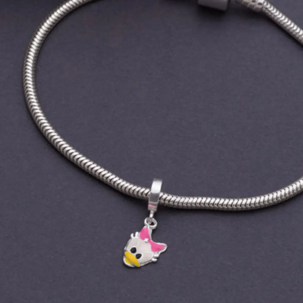 Berloque Margarida em Prata 925 em pulseira tipo Pandora, sobre fundo preto elegante