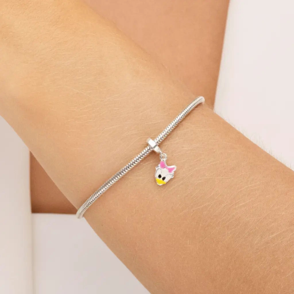 Pulseira com berloque Margarida em Prata 925 sendo usada no pulso feminino