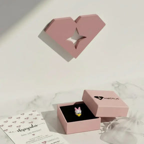 Berloque Margarida em Prata 925 em caixa rosa personalizada da AMORUS com cartão de agradecimento