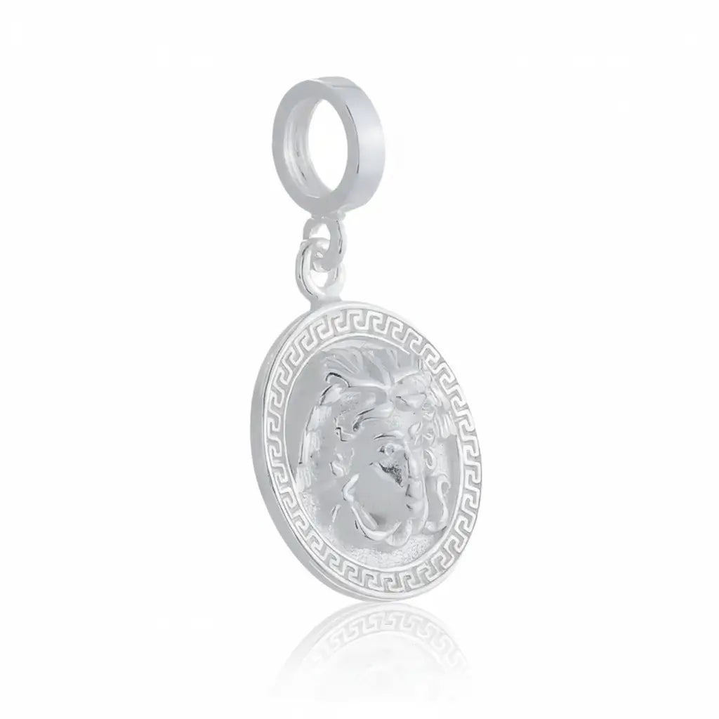 Berloque de prata 925 Medusa em formato de medalha redonda com detalhes em relevo e borda decorada, joia sofisticada.