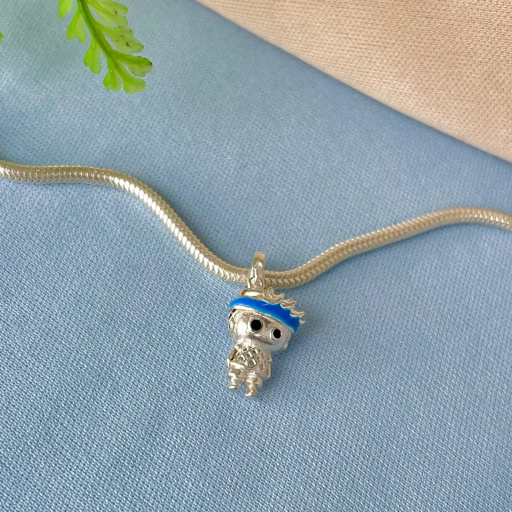 Berloque prata 925 menino atleta com faixa azul em colar, ideal para presente criativo